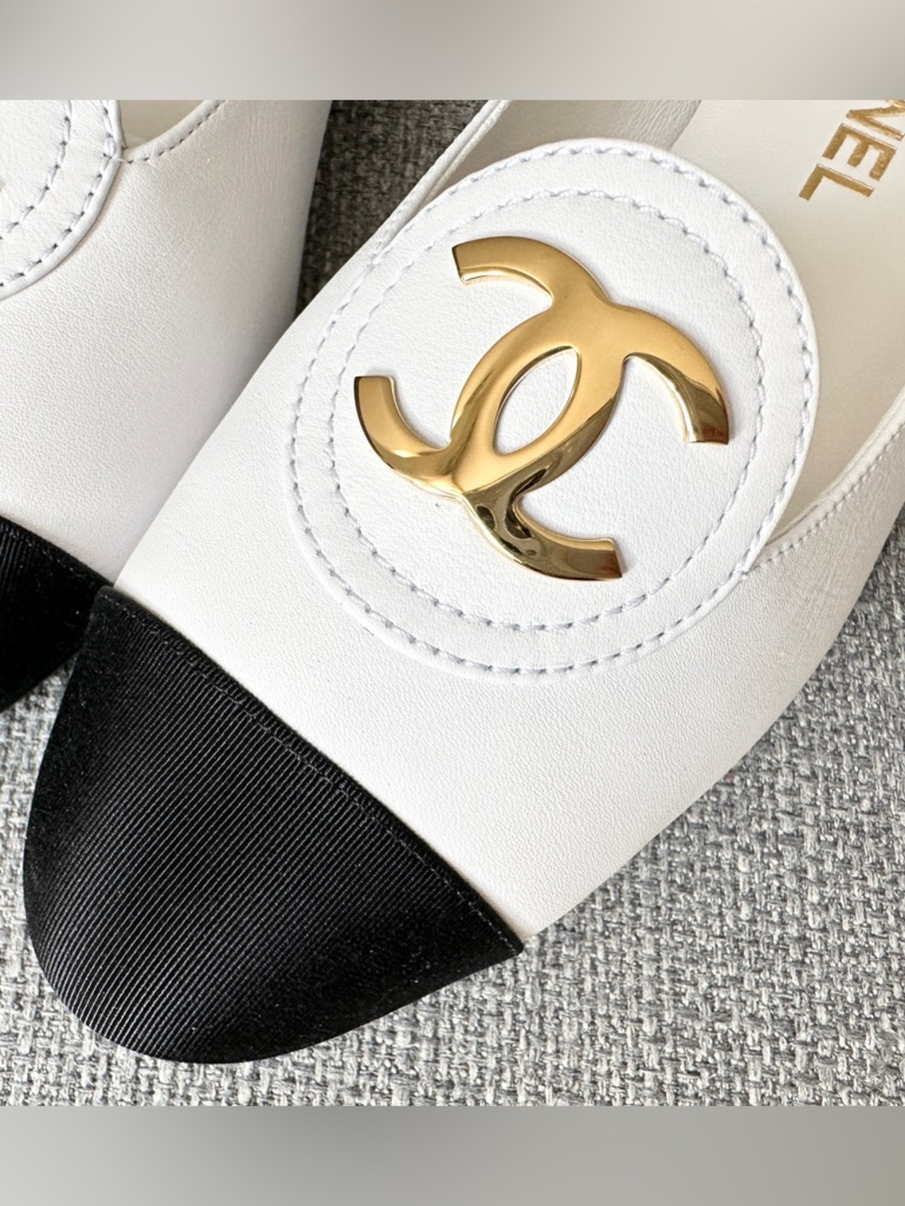 CHANEL S/S 2026 GOLD CC WHITE CALFSKIN LEATHER BLACK GROSGRAIN MOCCASINS FLAT 38 - Picture 14 of 15